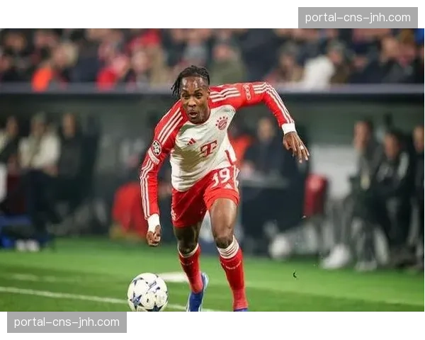 替补席特写:得知自己进入大名单但未出场,拜仁小将特尔神情落寞 替补席特写:得知自己进入大名单但未出场,拜仁小将特尔神情落寞