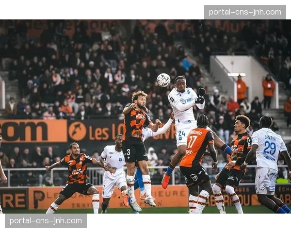 洛里昂vs兰斯半场战罢，主队1-0领先，兰斯前锋击中横梁